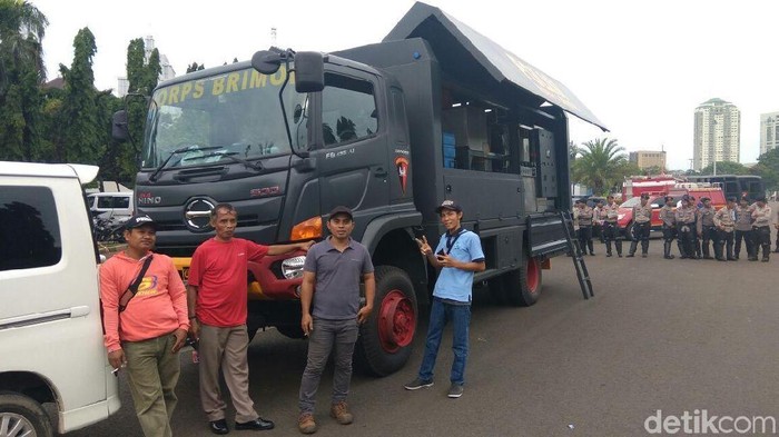Mobil Water Treatment Korps Brimob yang Siaga di Reuni 212