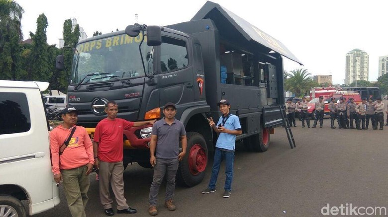 Mobil Water Treatment Korps Brimob yang Siaga di Reuni 212 Mobil Water Treatment Korps Brimob yang Siaga di Reuni 212