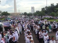 Cerita Nenek dari Karawang yang Panen Rezeki di Reuni 212