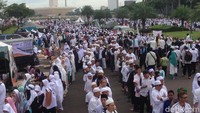 Seorang hafiz cilik, Rasyid, membacakan ayat suci Alquran di depan massa Reuni 212 sambil meneteskan air mata. (Foto: Ibnu Hariyanto/detikcom)