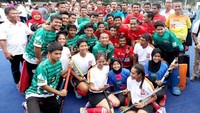 Jokowi foto bersama atlet hoki. (Pool/INASGOC).