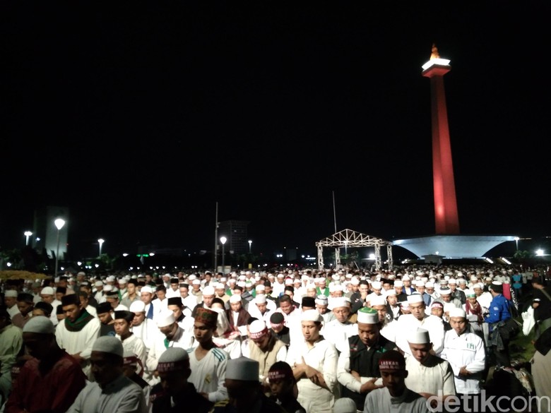 Massa Reuni 212 Menunaikan Salat Subuh Berjemaah di Monas Massa Reuni 212 Menunaikan Salat Subuh Berjemaah di Monas