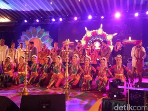 Hadiri Acara Perayaan Deepavali, Anies-Sandi Disambut Tarian India