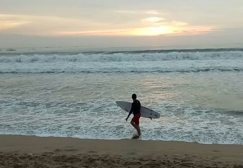 turis tetap ramai di kuta walau gunung agung erupsi