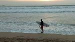 Foto: Pantai Kuta yang Tetap Ramai Turis