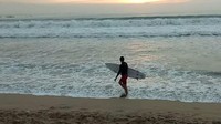 Memang tidak terlalu banyak bule dari Eropa yang berlalu lalang di sini. Namun wisatawan domestik dan turis Asia terlihat memadati sepanjang pantai (Ardian Fanani/detikTravel)