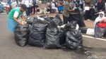 Foto: Usai Reuni 212, Lapangan Monas Bersih