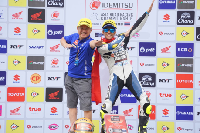 Wahyu Aji di podium juara bersama Presdir YIMM, Morimoto (Foto: Dok Yamaha)