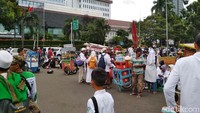 Pedagang makanan dan minuman juga menggelar dagangannya.
