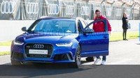 Selain mendapatkan mobil baru, para pemain tersebut juga dibawa ke sirkuit F1 di Catalunya untuk mendapatkan arahan dari tim Audi terkait peforma dan fitur yang tersemat di mobilnya. Foto: FC Barcelona