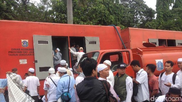 Ada  2 mobil toilet umum dan satu mobil pompa air. Antrean massa Reuni 212 panjang mengular.
