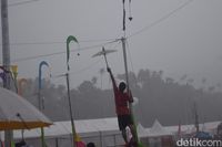 Warga mengambil payung hias Sail Sabang Foto: Agus Setyadi/detikcom