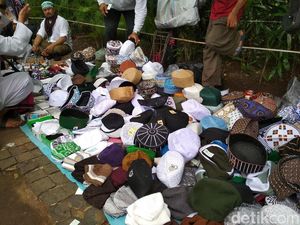 Raup Jutaan Rupiah, Pria Ini Ketagihan Jualan Peci di Acara 212