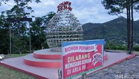 Selain bisa melihat Sawahlunto, traveler juga bisa menemui Monumen Cinta. Kamu bisa mengikat cinta dengan gembok di situ (Randy/detikTravel)