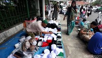 Menurut pedagang berjualan dalam setiap event keagamaan seperti ini akan mendapatkan omzet yang cukup besar.