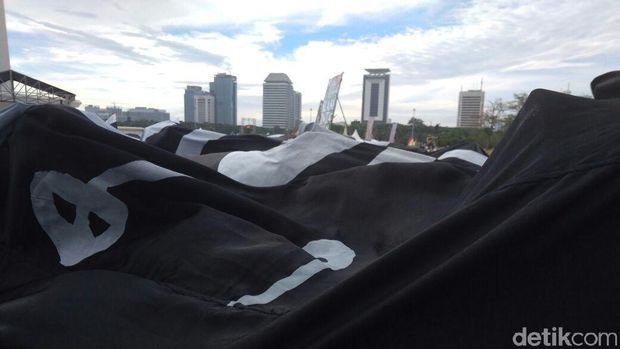 Massa bentangkan bendera Ar-Rayah