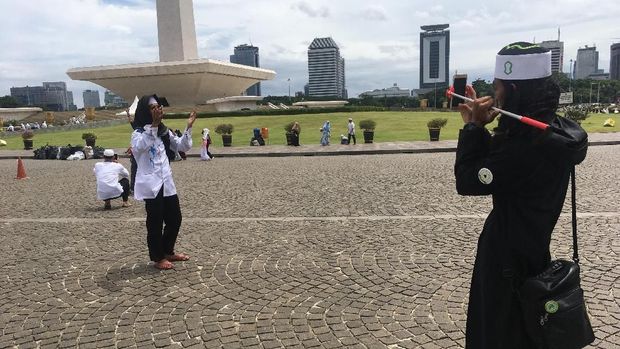 Peserta Reuni 212 bergaya bebas di Monas.