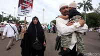 Massa datang ke Monas dengan mengajak keluarganya.