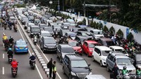Lalu lintas merayap saat massa meninggalkan Monas.