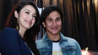 Senyuman dari kedua bintang utama dalam film garapan sutradara Rizal Mantovani tersebut. Foto: Ismail