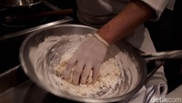 Bahan pembuatannya sederhana seperti tepung Singapura, tepung maizena, tepung terigu khusus mie, minyak sayur, air dan garam. Tepung yang dipakai haruslah yang tinggi protein agar pancake elastis. Foto: detikfood