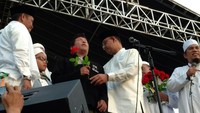 Anies juga sempat memberikan bunga kepada kaum difabel dalam kegiatan tersebut. Anies juga mengajak seluruh peserta reuni untuk memberi perhatian kepada orang yang memiliki kemampuan berbeda. Fotografer: Kanavino Ahmad Rizqo/detikcom