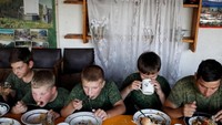 Kamp ini melatih lebih dari 1.500 remaja di setiap tahunnya. (Reuters/Eduard Korniyenko)