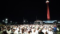 Salat Qiamulail dan salat subuh berjemaah massa reuni 212. Fotografer: (Kanavino AR/detikcom)