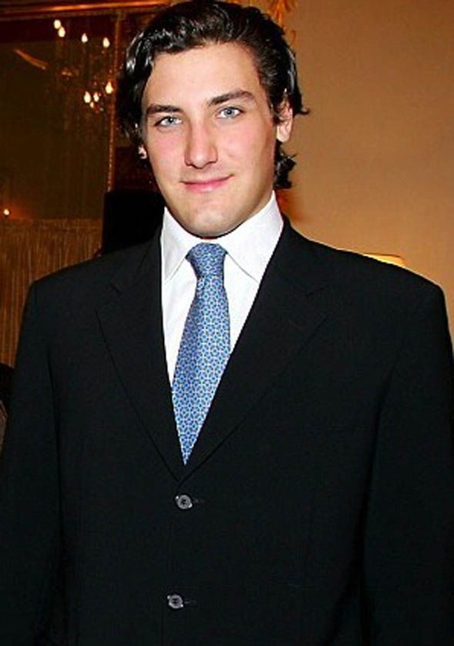 Pangeran Jean Christophe Napoléon Bonaparte. Sesuai namanya, pangeran ini adalah keturunan dari Napoleon Bonaparte yang terkenal dari Prancis. Pangeran 31 tahun ini juga dikenal dengan kepintarannya. Ia mempelajari ekonomi dan matematika di Institut Prive de Preparation aux Etude Superieures di Paris, lalu melanjutkan ke bidang manajemen. Selain berprofesi sebagai pangeran, kini dia tinggal di New York sebagai analis bank.  Foto: Getty Images
