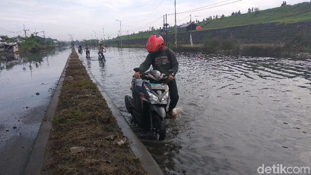 Banjir yang Menggenangi Jalan Raya dan Rel KA di Porong Surut