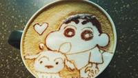 Siapa yang suka dengan kartun ini? Crayon Shinchan dengan anjingnya bernama shiro dibuat menjadi hiasan latte art coffee.Foto: Barista_meow