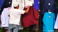 Para pedagang menggelar dagangan di sekitar Bundaran Patung Kuda, Jakarta, Sabtu (2/12/2017).