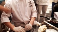 Selain bebek Peking, peserta cooking class juga diajak belajar membuat momo pancake. Pancake lembut dan lentur ini jadi pelengkap untuk menyantap bebek Peking. Foto: detikfood