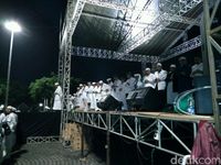 Massa Reuni 212 Menunaikan Salat Subuh Berjemaah