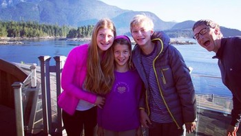 Rory beberapa tahun lampau saat liburan. Tampak Bill Gates bereskpresi lucu di sampingnya. Foto: Instagram