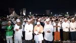Foto: Massa Reuni 212 Salat Subuh Berjamaah di Monas