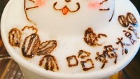 Yang ini ada hamster lucu bernama Hamtaro. Kopi hangat yang dipadu dengan susu panas ini bertopping foam yang berbentuk hamster yang sedang makan kwaci. Lucu ya?Foto: Barista_meow