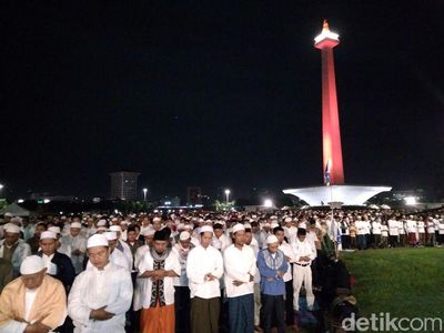 Melihat Lagi Momen Syahdu Reuni 212: Salat Subuh Berjemaah di Monas