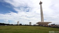 Kawasan Monas kembali sepi dan bersih dari sampah.
