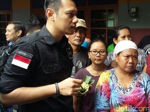 AHY Santap Mi Olahan Dapur Umum Pengungsian di Bantul