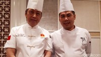 Chef Yuan (kiri) datang langsung dari Kerry Hotel, Beijing. Spesialisasinya adalah mengolah bebek Peking gaya Beijing yang diolah tanpa bumbu. Foto: detikfood
