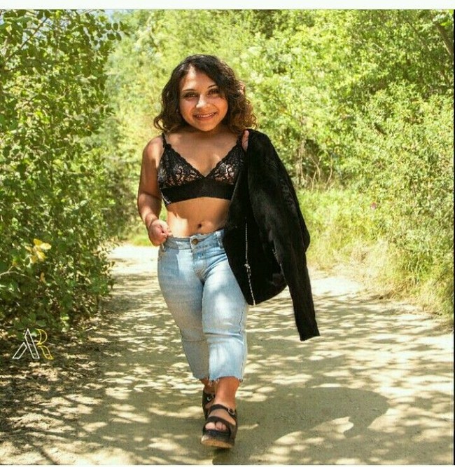 Dru pandai berpose di depan kamera dengan pakaian yang chic dan trendi. Foto: Instagram