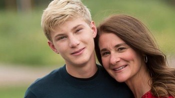 Bersama sang ibu, Melinda. Dia sangat pintar dan tahu banyak hal. Dia anak yang hebat dan saudara yang baik, kata Melinda mengenai putranya itu. Foto: Instagram