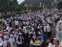 Cerita Nenek dari Karawang yang Panen Rezeki di Reuni 212