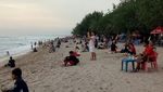 Foto: Pantai Kuta yang Tetap Ramai Turis