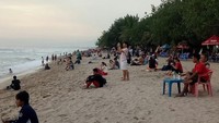 Meski pasca penutupan Bandara Internasional I Gusti Ngurah Rai Bali imbas dari erupsi Gunung Agung, pantai ini tak pernah sepi (Ardian Fanani/detikTravel)