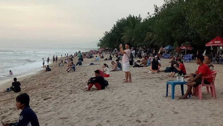 Foto: Pantai Kuta yang tetap ramai turis (Ardian Fanani/detikTravel) Foto: Pantai Kuta yang tetap ramai turis (Ardian Fanani/detikTravel)