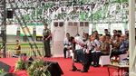 Foto: Momen Jokowi Hormat Bungkukkan Badan di Hadapan Para Guru