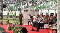 Presiden Jokowi membungkukkan badan tanda hormat di depan 38 ribu guru yang diundang. Foto: Bagus Prihantoro N/detikcom