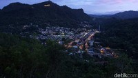Panorama Sawahlunto ketika malam tiba. Pendar lampu semakin menambah keindahan (Randy/detikTravel)